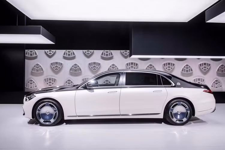 Ngoài ra, theo thông tin rò rỉ mẫu xe sang Mercedes-Maybach S 680 2021 sắp về Việt Nam sẽ có màu sơn 2 tông đen - bạc, đây là tùy chọn bổ sung, đi kèm nội thất bọc da màu kem - xám, cũng là tùy chọn đặt thêm.