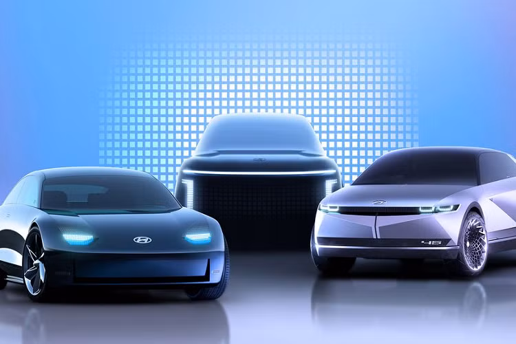 Hình ảnh teaser không thể hiện rõ lưới tản nhiệt của Ioniq 7, tuy nhiên có thể thấy xe được trang bị một dải đèn LED nằm ngang cùng đèn pha hình chữ L ở hai bên cạnh cản dưới. Vòm bánh xe với thiết kế vuông vức tạo không gian cho bộ vành cỡ lớn, tuy nhiên nhiều khả năng những trang bị này sẽ được thay thế thành loại thông thường trên bản hoàn thiện.
