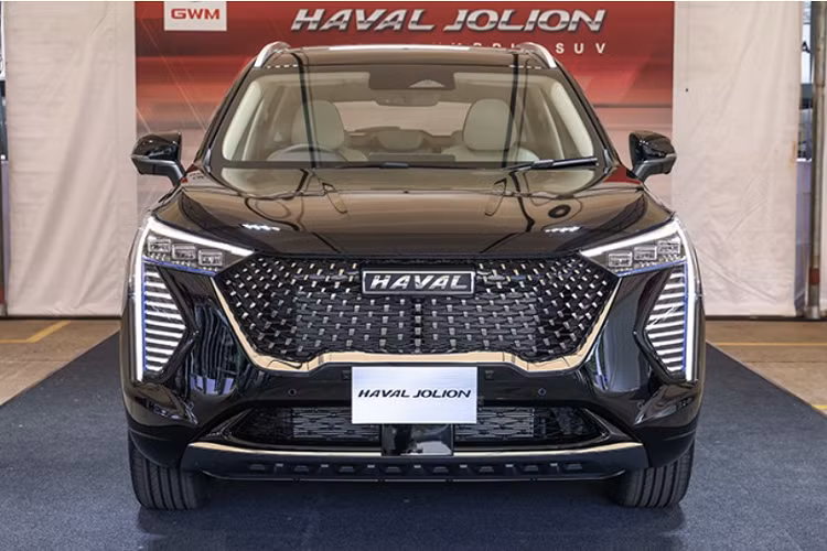 So với bản dùng động cơ xăng thông thường, Haval Jolion Hybrid 2022 sở hữu một số nét thiết kế khác biệt như dải đèn LED định vị ban ngày bao quanh cụm đèn pha full LED và kéo dài xuống dưới cản trước. Sát bên cạnh dải đèn LED định vị ban ngày không phải là khe gió như bản thường mà thay bằng đèn báo rẽ dạng vạch kẻ ngang.