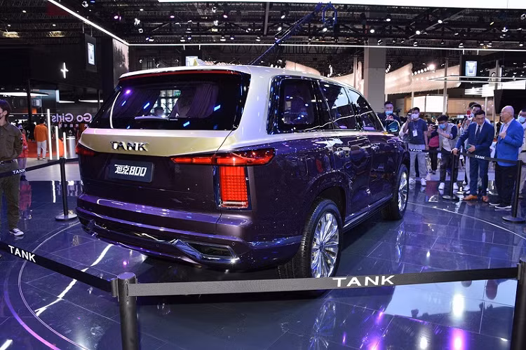 Có thể thấy thiết kế của Tank 800 được lấy cảm hứng từ Rolls-Royce Cullinan, với trần xe là một bầu trời đầy sao, cửa trước và sau đóng/mở bằng điện, rèm che chỉnh điện và hàng ghế sau hạng thương gia. Hoàn thiện thêm vẻ đẹp cho khoang nội thất của chiếc xe này là các chất liệu đắt tiền như pha lê, kim loại, ốp gỗ và da cao cấp.