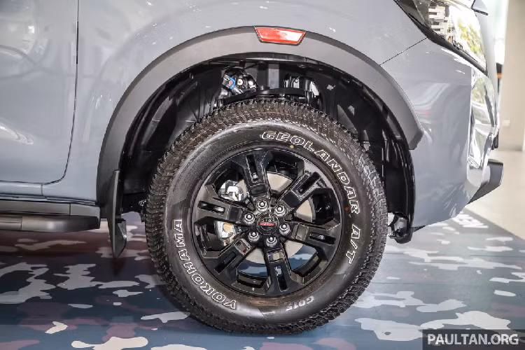 Xe còn có 4 móc hành lý có thể di chuyển và một thang phụ. Nissan Navara PRO-4X được trang bị bộ mâm hợp kim sơn đen, 17 inch, đi kèm với lốp địa hình.