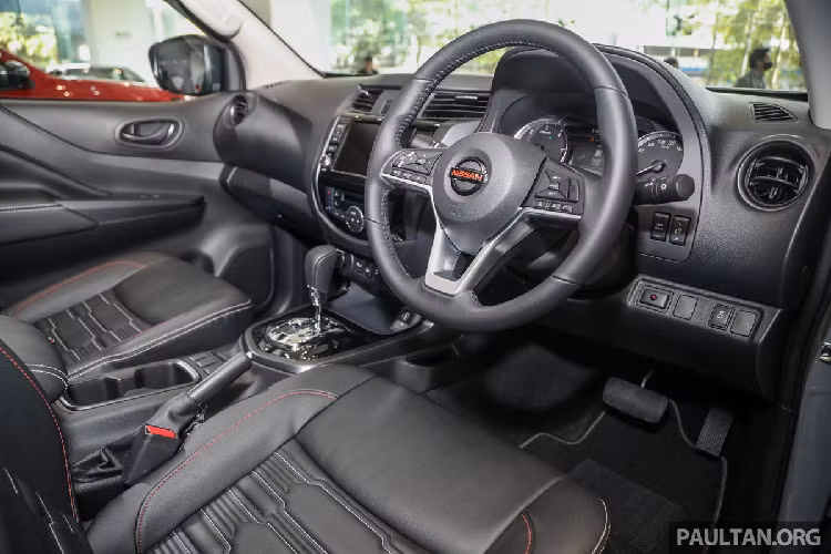 Bên trong cabin có ít sự thay đổi, vô lăng 3 chấu mới tương tự như Nissan Serana. Mặt đồng hồ analog kết hợp với màn hình thông tin TFT 3D 7 inch. Hệ thống thông tin giải trí OEM với màn hình cảm ứng 8 inch, tương thích Apple CarPlay và Android Auto.