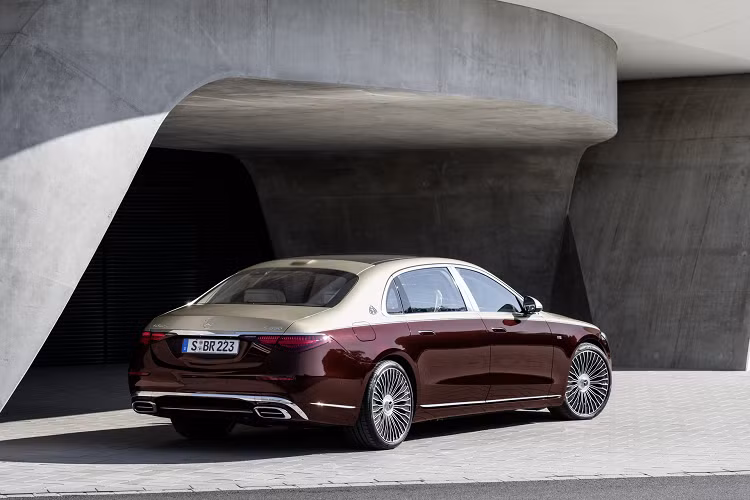 Tại Australia, giá xe Mercedes-Benz S580 L 4MATIC có mức bán ra từ 255.300 USD trong khi bản S680 Maybach có giá từ 438.000 USD. Mercedes đã cho đặt hàng bản S680 Maybach tại Việt Nam với mức giá dự kiến khoảng 17 tỷ đồng.