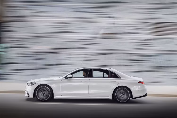Với ký tự L đi kèm, S580 L 4MATIC có trục cơ sở dài hơn 110 mm so với S 450 4MATIC. Xe có nội thất bọc da Nappa, màn hình HUD công nghệ thực tế tăng cường, cửa sổ dày hơn và chống tia hồng ngoại, ghế trước có massage...