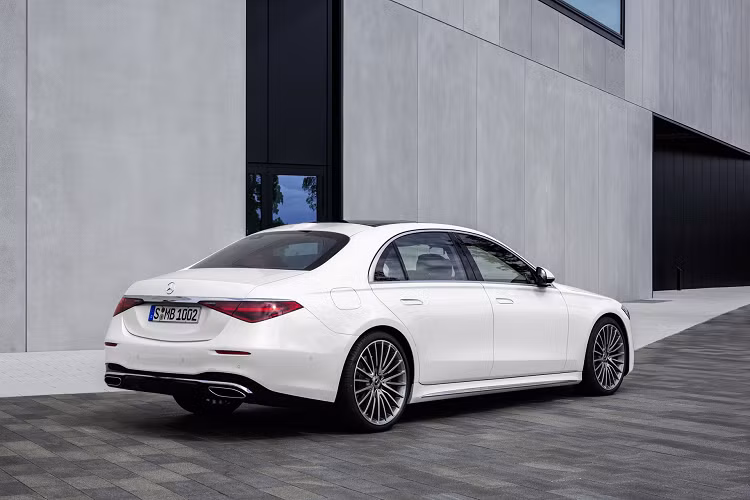 Đầu tiên là phiên bản của mẫu xe sang Mercedes-Benz S580 L 4MATIC sử dụng động cơ mã M176, tăng áp kép V8 4.0L, sản sinh công suất 496 mã lực và mô-men xoắn 700 Nm. Động cơ này đi kèm hệ thống EQ Boost, bổ sung thêm 18 mã lực và 200 Nm khi xe cần gia tốc tức thời. Động cơ đi kèm hộp số tự động 9 cấp và hệ dẫn động 4 bánh.