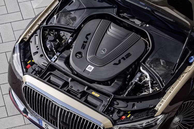 Nếu muốn không gian rộng rãi hơn, Mercedes-Maybach S680 4MATIC là phiên bản đáp ứng điều đó. Chiếc limousine sử dụng động cơ mã M279, loại tăng áp kép V12 6.0L, sản sinh công suất 621 mã lực và mô-men xoắn 900 Nm. Đi kèm với động cơ là hộp số tự động 9 cấp và hệ dẫn động 4 bánh toàn thời gian.