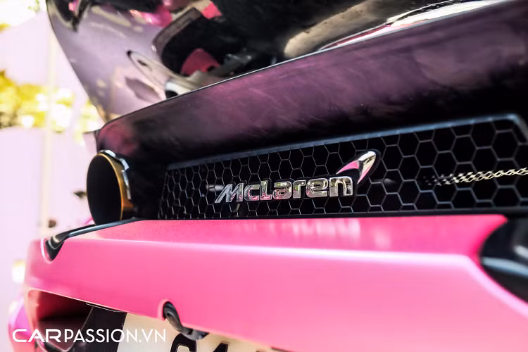 Cụ thể, chiều ngang của McLaren 720S sau khi được trang bị gói độ nói trên sẽ tăng thêm 30 mm ở vòm bánh trước và 65 mm ở bánh sau. Cản trước mới của xe có sự xuất hiện của hai hốc gió lớn, nối liền với líp trước to bản, nắp ca-pô phía trên có thiết kế tương đồng với chi tiết trên McLaren Senna, vòm bánh xe được bổ sung khe gió và phía trên mui xe còn được trang bị thêm một ống dẫn khí.