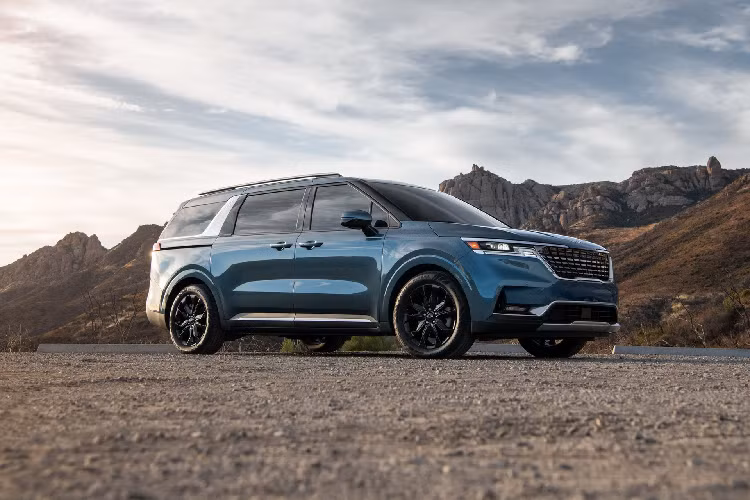 Sau đúng một tuần tung teaser, hãng xe Hàn Quốc đã chính thức ra mắt Kia Carnival 2022 tại Mỹ. Đời 2022 là thế hệ thứ 4 của Carnival. Tại thị trường Bắc Mỹ, mẫu xe này có tên Sedona từ năm 2005. Sau đó, tên Sedona được sử dụng rộng rãi trên toàn cầu, bao gồm thị trường Việt Nam.
