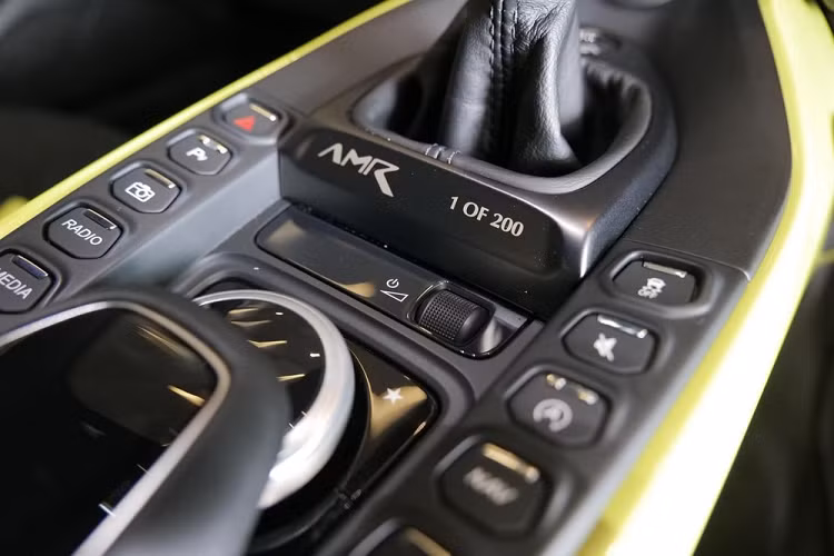 Aston Martin Vantage AMR ra mắt ở Hồng Kông, kế bên là SUV hạng sang cỡ lớn Aston Martin DBX với tuỳ chọn thêm đen. Giá xe Aston Martin Vantage AMR về đến Hồng Kông chỉ từ 8,6 tỷ đồng, một mức giá bán khá tốt do thuế xe ở Hương Cảng rẻ hơn Việt Nam khá nhiều. Ước tính các nhà giàu Việt có thể phải chi hơn 20 tỷ đồng để sở hữu Aston Martin Vantage AMR.