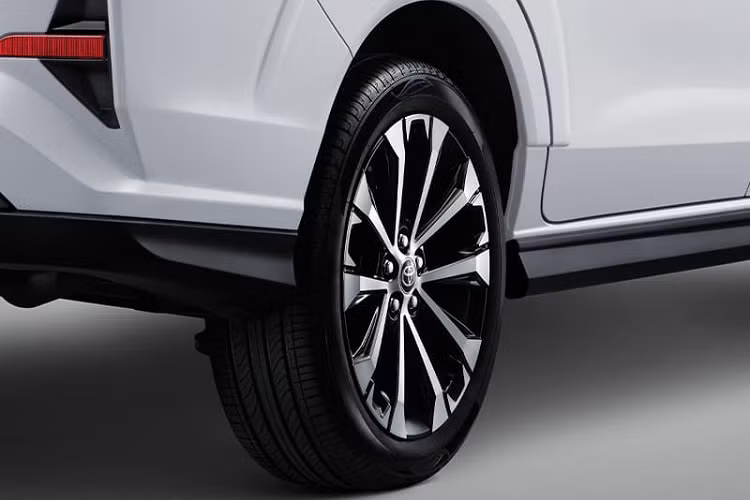 So với Avanza 2022, Toyota Veloz thế hệ mới được trang bị thiết kế đầu xe và đuôi xe khác biệt khá lớn. Trong đó, phần đầu xe của Toyota Veloz 2022 lấy cảm hứng thiết kế từ hai người anh em Corolla Cross và RAV4. Toyota Veloz được bổ sung thêm lưới tản nhiệt hình lục giác cỡ lớn tạo hình lưới mắt cáo nhỏ, đi kèm với đó là các nẹp mạ crôm kết nối giữa cụm đèn pha hai bên, phía dưới nữa là cụm đèn sương mù được làm gọn nằm trong hốc viền crôm.