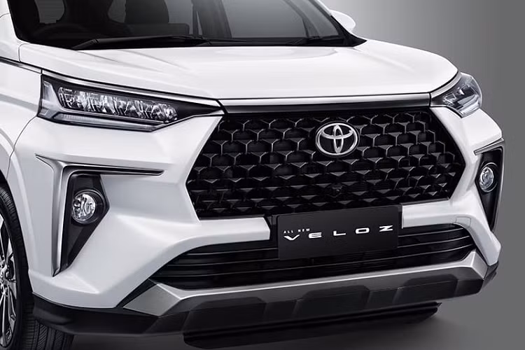Bên cạnh đó là cụm đèn pha mới, hốc gió trung tâm hình thang và đèn sương mù trước được đặt trong hốc nằm dọc. Hốc đèn sương mù còn đi kèm viền mạ crôm, tạo cảm giác cao cấp hơn. Bên dưới hốc gió trung tâm còn có ốp gầm giả màu bạc. Hai bên thân xe cũng có những điểm mới như gương chiếu hậu được đặt lên cửa xe, hốc bánh xe rộng, mâm xe 17 inch phối hai màu và phanh đĩa ở cả bốn bánh.Trong khi đó, bản thấp hơn chỉ được trang bị vành 16 inch.
