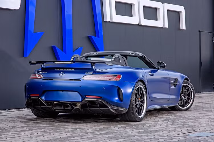 Kết quả này đến từ việc GT R Roadster được bổ sung thêm 2 bộ tăng áp ổ bi mới, piston hiệu suất cao, bộ lọc khí thể thao, bơm nhiên liệu cải tiến, bugi hiệu suất cao, hệ thống xả mới với bộ chuyển đổi xúc tác thể thao, cũng như các tinh chỉnh đối với ECU.