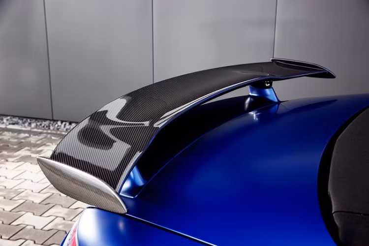 Sức mạnh mới giúp Mercedes-AMG GT R Roadster độ Posaidon chạy nước rút từ 0 - 100 km/h trong 2,9 giây trước khi cán tới tốc độ tối đa 360 km/h. Để phù hợp với hiệu suất mới, hộp số ly hợp kép 7 cấp của xe cũng được sửa đổi.