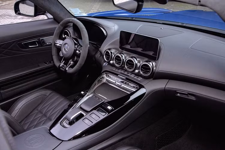 Nhiều người sẽ cảm thấy một chiếc AMG GT R Roadster 880 mã lực là hơi quá sức, vì vậy, Posaidon đã cung cấp cả gói 830 mã lực và 950 Nm cho mẫu xe thể thao, hoặc gói công suất 780 mã lực và mô-men xoắn cực đại 850 Nm.