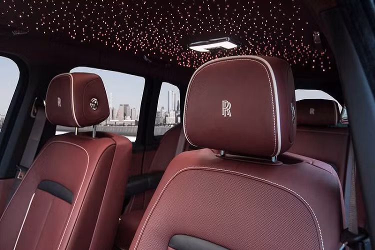 Theo công bố của Klassen, giá xe Rolls-Royce Cullinan bọc thép an toàn bậc nhất thế giới như vậy có giá 833.000 Euro (~ 21,9 tỷ VNĐ). Klassen sẽ mất khoảng 3 tháng để chế tạo cỗ xe đặc biệt này.