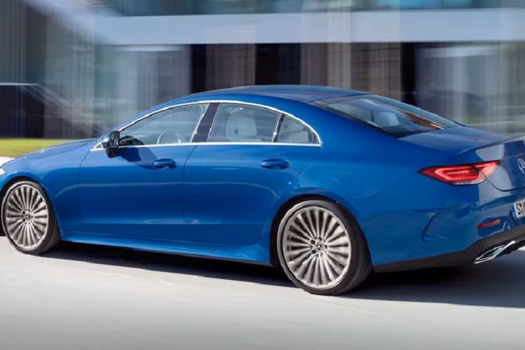 Bên cạnh đó, cản trước của xe sang Mercedes-Benz CLS 2022 cũng được thiết kế lại với các khe gió bên bên dưới thanh thoát hơn, bộ chia gió trước đã được mạ crôm sáng bóng và lưới tản nhiệt nổi bật hơn nhờ logo Mercedes-Benz ba chiều với mặt kính crôm ở chính giữa.