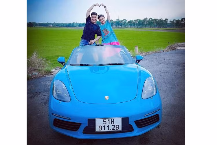 Theo tìm hiểu, lý do khiến anh tậu chiếc Porsche Boxster tặng vợ đơn giản là chỉ vì anh thương vợ và muốn dành một món quà giá trị, có ý nghĩa về cả tính hữu dụng và tinh thần dành cho vợ của mình chứ không nhân một ngày lễ gì hay một ngày kỷ niệm gì đặc biệt.