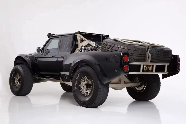 Trang bị một động cơ big block Chevrolet Mk 4, chiếc xe mạnh 681 mã lực dựa theo số liệu từ một máy đo động lực, và tạo ra âm thanh dữ dằn tương ứng dáng vẻ bên ngoài, cộng thêm một hệ thống treo cứng cáp để thực hiện các cú “tung người” ấn tượng trên không trung. Nó xứng đáng là một trong những chiếc xe Ford Ranger Super Cab off-road điên rồ nhất mà chúng ta từng thấy thời gian gần đây.