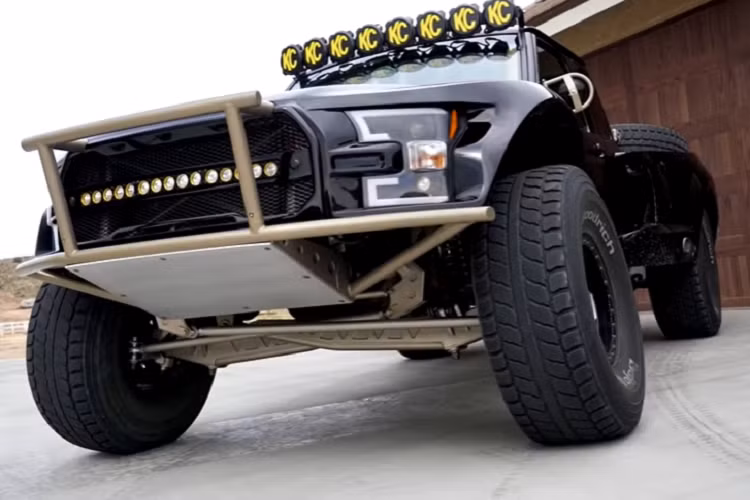 Với tât cả những gì kể trên, ta có thể đoán rằng mức giá xe Ford Ranger Luxury Pre-Runner có giá không hề rẻ. RJ Fabrication cho biết chi phí chế tạo xe là 350.000 USD (khoảng 8 tỷ đồng), gấp gần 6 lần giá của một chiếc F-150 Raptor mới.