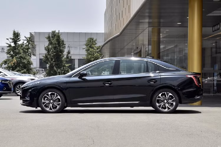 Xe có trang bị một mô tơ điện mạnh 136 mã lực. Nó có thể gia tốc từ 0-100 km/h trong 9,5 giây, và có phạm vi di chuyển 431 km theo chu kỳ NEDC. Cụm pin của xe được cung cấp bởi BYD. Giá bán cho bản Hồng Kỳ E-QM5 này là 239.800 nhân dân tệ (tương đương 849 triệu đồng), một số tiền khá đắt để có được công nghệ và công suất như thế này.