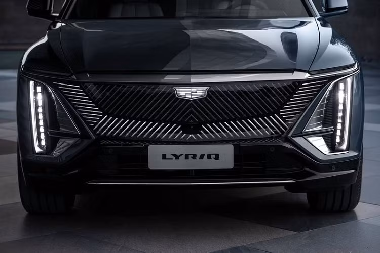 Theo báo cáo, Cadillac Lyriq hiện đang được sản xuất tại nhà máy Jinqiao Cadillac ở thành phố Thượng Hải. Quá trình sản xuất vẫn đang tiến triển rất tốt, dự kiến bắt đầu giao hàng vào khoảng giữa năm sau. Tại Trung Quốc, giá xe Cadillac Lyriq 2022 khởi điểm từ 439.700 Nhân dân tệ (khoảng 1,57 tỷ đồng).