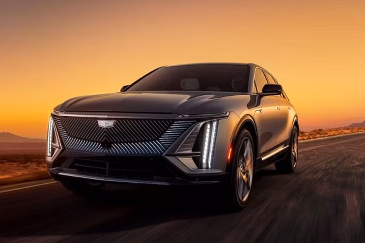 Như đã biết, ngày 17/11, Cadillac Lyriq 2022 mới đã chính thức được mở bán tại thị trường Trung Quốc và mang về kết quả khá bất ngờ. Cụ thể, chỉ sau một tiếng mở bán, đã có hơn 1.000 người đặt mua Lyriq, chiều ngày 18/11, lượng đơn đặt hàng tăng lên hơn 2.000 chiếc. Tính đến thời điểm hiện tại, tức 5 tuần kể từ khi bắt đầu mở bán, Cadillac Lyriq đã nhận được hơn 5.000 đơn đặt trước tại thị trường tỷ dân này.