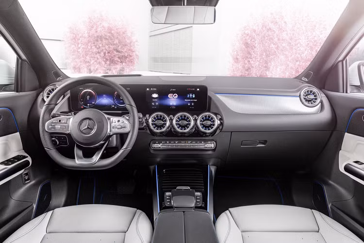 Bước vào bên trong, Merceds-Benz EQA 250 chạy điện được chia sẻ thiết kế với GLA nhưng có thêm những điểm nhấn là hiệu ứng ánh sáng màu xanh dương. Phiên bản tiêu chuẩn được trang bị màn hình tốc độ và giải trí tách rời với kích thước 7 inch, khách hàng có thể cân nhắc đến tùy chọn màn hình đôi 10,25 inch như trong ảnh nếu muốn không gian nội thất trở nên hiện đại hơn.