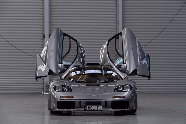 Sau đó, Musk dùng chiếc siêu xe hàng hiếm như một chiếc xe của công ty. Sau khi sử dụng được hơn 11.000 dặm, chiếc F1 bị tai nạn. Năm 2007, Musk bán chiếc McLaren F1 này. McLaren chỉ sản xuất 106 chiếc F1. Chiếc F1 của Musk mang số hiệu 067 và nằm trong số 7 chiếc được nhập khẩu vào Mỹ khi đó.