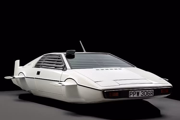 Lotus Esprit "Wet Nellie": Một công ty tại Floria đã sửa đổi chiếc Lotus Esprit S1 thành chiếc Wet Nelli - mẫu xe lặn dưới nước của James Bond trong tập phim The Spy Who Loved Me (1977). Ở thời điểm đó, chi phí chế tạo mẫu xe này chỉ khoảng 100.000 USD nhưng đã được Elon Musk trả giá 1 triệu USD vào năm 2013, trong một buổi đấu giá.