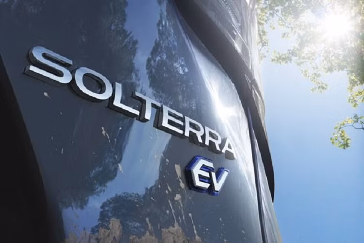 Hiện tại, Subaru chưa tiết lộ thêm thông tin về bộ pin hay mô-tơ điện của mẫu Solterra, nhưng Toyota xác nhận rằng phiên bản sản xuất của bZ4X sẽ được trang bị 2 mô-tơ điện và hệ dẫn động 4 bánh. Vì vậy nhiều khả năng Subaru cũng sẽ sử dụng hệ truyền động tương tự.