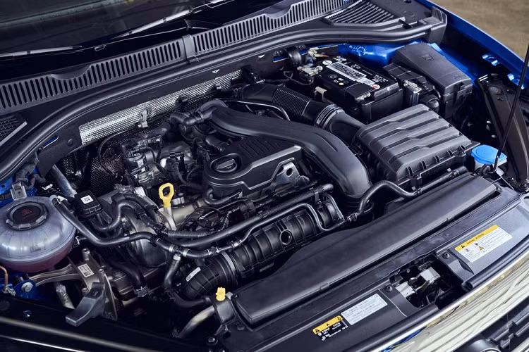 Cụ thể, thay đổi lớn nhất trên Volkwagen Jetta 2022 mới chính là xe được trang bị động cơ EA211 1.5L cải tiến, giúp mang đến công suất 158 mã lực và mômen xoắn 249 Nm mômen xoắn. So với phiên bản cũ, Volkswagen Jetta 2022 sẽ mạnh hơn khoảng 11 mã lực, trong khi đó mômen xoắn không có gì thay đổi.
