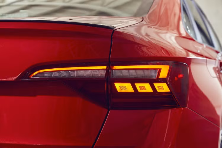Phiên bản VW Jetta 2022 tiêu chuẩn sẽ có 7 tùy chọn màu ngoại thất, bao gồm Kings Red Metallic (Đỏ), Oryx White Metallic (Trắng), và Rising Blue Metallic (Xanh). Trong khi đó Jetta GLI sẽ có 5 tùy chọn màu sắc. Các tùy chọn lazăng cho xe gồm 16 inch từ bản trang bị thấp nhất cho đến 18 inch trên bản GLI, bên cạnh đó là hai tùy chọn lazăng màu đen nâng cao.