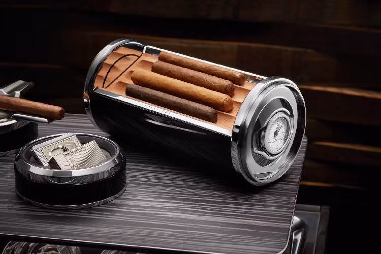 Bộ khung nhôm được đánh bóng và phủ lớp da Rolls-Royce Havana dập nổi, và được hoàn thiện với khay phục vụ bằng gỗ Obsidian Ayous Open Pore có khảm biểu tượng Spirit of Ecstasy. Có thể nói rằng, chiếc rương Cellarette là phụ kiện hoàn hảo cho những chủ sở hữu Rolls-Royce yêu thích tổ chức các buổi yến tiệc. Mặc dù bộ phụ kiện này có thể được đặt ở khoang sau trên bất kì chiếc Rolls-Royce nào, chiếc rương thực sự trở thành tâm điểm trong những bữa tiệc ngoài trời, hay khi được dùng như món đồ đi kèm trong một buổi gặp mặt riêng tư.