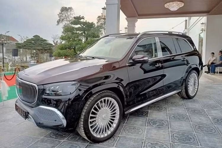 Ngoại thất xe Mercedes-Maybach GLS 600 mới ra biển đẹp của doanh nhân Hải Phòng có tùy chọn 2 màu sơn là đen và đỏ. Được biết, khách hàng mua xe SUV siêu sang Mercedes-Maybach GLS 600 chính hãng phải chi ra số tiền 840 triệu đồng sở hữu bộ áo 2 màu này.
