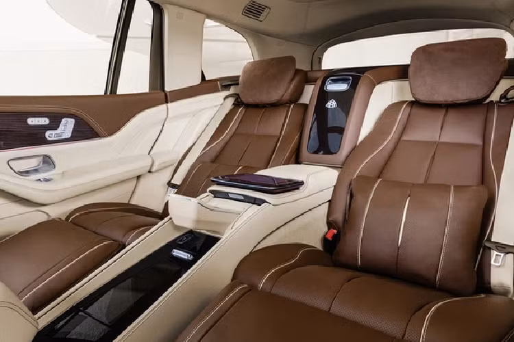 Trái tim của Bentley Continental GT V8 thế hệ mới chính là khối động cơ V8, dung tích 4.0 lít, tăng áp kép, sản sinh ra công suất tối đa 542 mã lực và mô-men xoắn cực đại 770 Nm. Động cơ kết hợp cùng hộp số tự động 8 cấp, nhờ đó, chiếc Coupe siêu sang Bentley Continental GT V8 thế hệ mới của doanh nhân Hải Phòng có thể đua nước rút từ vị trí xuất phát lên 100 km/h chỉ trong thời gian 4 giây trước khi đạt vận tốc tối đa 319 km/h.