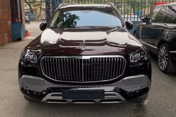 Dòng xe Mercedes-Maybach GLS 600 có giá chính hãng 11,5 tỷ đồng tại dải đất hình chữ S chưa bao gồm các tùy chọn thêm của khách. Mercedes-Maybach GLS 600 sở hữu động cơ xăng V8, tăng áp kép, dung tích 4.0 lít, kết hợp hệ thống mild hybrid EQ Boost 48 V giúp sản sinh ra công suất tối đa 558 mã lực và mô-men xoắn cực đại 730 Nm.