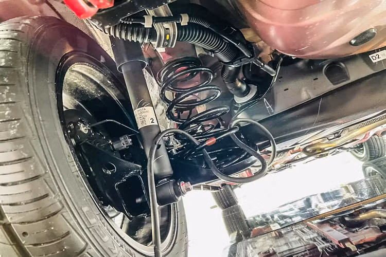 Khách hàng quan tâm dòng xe Yaris này đa số là những khách hàng có điều kiện kinh tế khá giả, thậm chí là ở độ tuổi trung niên, họ thường lựa chọn Yaris là một mẫu xe phụ để đi phố.