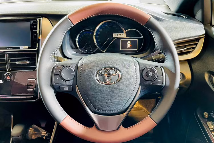 Về trang bị an toàn và hỗ trợ lái, Yaris X-Urban 2022 được trang bị tiêu chuẩn hệ thống chống bó cứng phanh ABS, phân bổ lực phanh EBD, hỗ trợ lực phanh khẩn cấp BA. Hệ thống kiểm soát ổn định VSC, chống trượt TRC, khởi hành ngang dốc HAC và 7 túi khí (trước-bên-rèm-đầu gối).