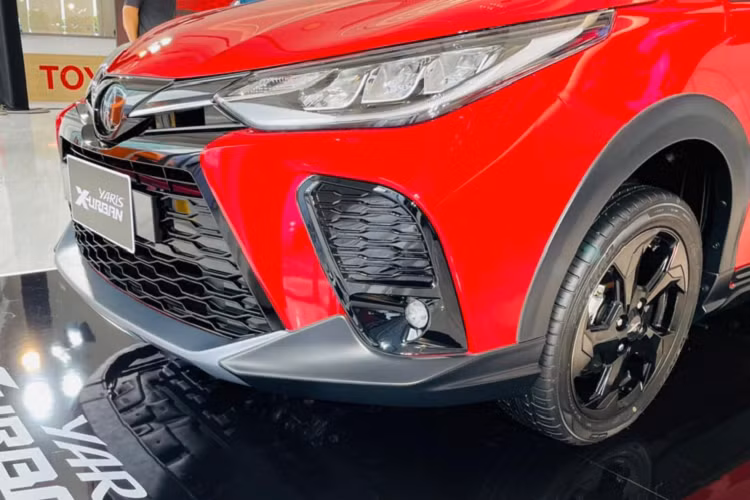 Trang bị cánh gió sau thiết kế mới. “Dàn chân” lắp bộ mâm 16 inch. Đi cùng với giảm xóc mới có chiều cao được nâng thêm 30 mm. Lò xo mới, nâng chiều cao thêm 30 mm. Logo “X-Urban” ở phía sau xe. Tại Thái Lan, Yaris X-Urban 2022 có 3 lựa chọn màu sơn Trắng, Đỏ và Xám. Tất cả đi cùng với nóc xe màu đen (Black Roof).