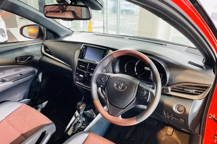 Về nội thất, Ghế trước và sau của Yaris X-Urban 2022 bọc vải, mang hai tông màu đỏ và đen với đường chỉ khâu nổi. Vô lăng bọc da siêu mềm hai tông màu đỏ đen, trang trí bằng các đường chỉ xám. Tay vịn trên các táp-pi được trang trí bằng những đường chỉ màu xám. Màn hình hiển thị thông tin lái xe MID màu TFT 4,2 inch Optitron. Màn hình cảm ứng trung tâm 6,7 inch và 6 loa giải trí.