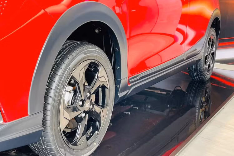 Trong khi đa phần giới trẻ thường bỏ qua dòng xe này vì giá bán cao. Với giá bán 668 triệu đồng, Toyota Yaris 1.5G CVT tại Việt Nam có giá bán đủ để “đập hộp” một chiếc sedan hạng C của Hàn như Kia Cerato.