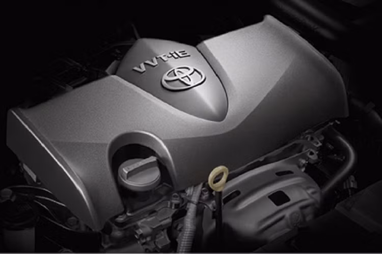 So với Yaris hatchback thông thường, biến thể “gầm cao máy thoáng dáng thể thao” Yaris X-Urban 2022 mang nhiều thay đổi ngoại thất, mang phong cách crossover với cản trước cản sau và ốp cua hốc bánh được ốp nhựa đen. Lưới tản nhiệt phía trước màu đen bóng, thiết kế mới.