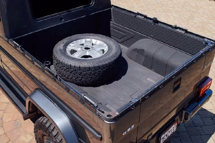 Theo người rao bán, chiếc xe bán tải này được phát triển dựa trên Mercedes-Benz G500 Grand Edition đời 2005. Đây cũng chính là chiếc Mercedes-Benz G500 Grand Edition 2005 đầu tiên được bán ở bang California.
