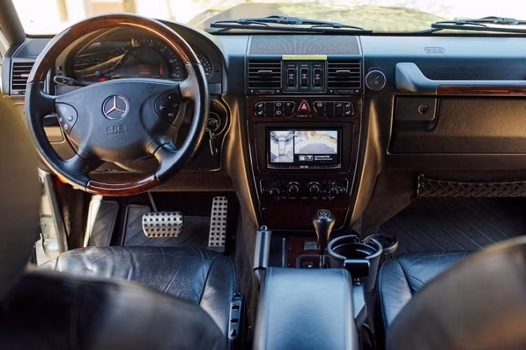 Dự án độ lại chiếc Mercedes-Benz G500 Grand Edition được hoàn thành vào năm 2015. Hoàn thiện xong, hãng độ ikWILeenG đã chuyển chiếc xe bán tải này về Mỹ cho chủ sở hữu. Qua bàn tay của hãng độ ikWILeenG, chiếc Mercedes-Benz G500 Grand Edition được bổ sung logo "AMG G63" nhái trên cửa thùng sau. Thêm vào đó là cần gạt nước kính sau, móc kéo, móc buộc đồ và thùng sau được lót TuffCoat mới.