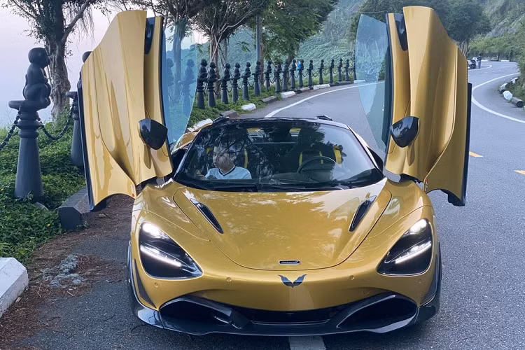 Số lượng siêu xe McLaren 720S tại Việt Nam đã có hơn 15 chiếc nhưng thông tin chúng tôi có được là các đại gia Việt lại cực kỳ ưa chuộng dòng xe phiên bản mui trần khi đã trên 8 chiếc xuất hiện tại dải đất hình chữ S này. Trong số này, có một chiếc xe McLaren 720S Spider đã được chủ nhân chơi lớn khi lột xác ngoại thất qua bản độ body kit của hãng độ Novitec.