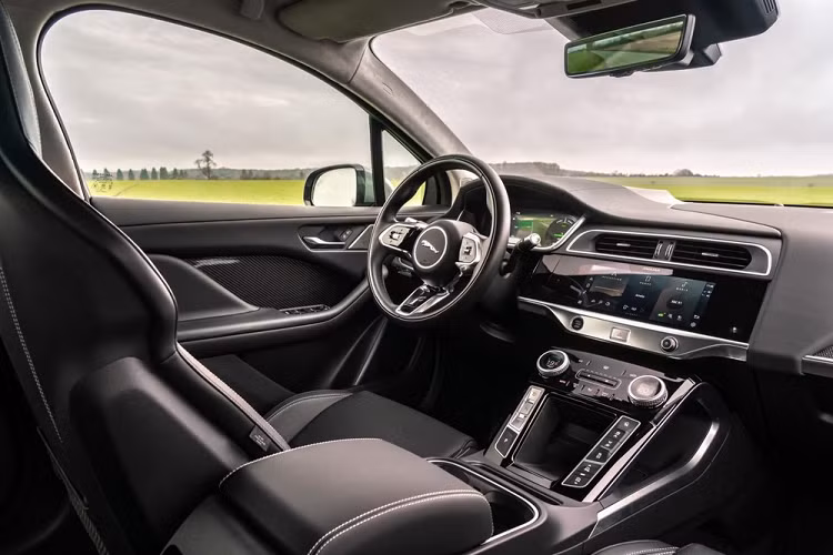Như đã nói ở trên, Jaguar I-Pace 2022 sẽ được trang bị hệ thống thông tin giải trí Pivi Pro thế hệ mới nhất, mang đến kết nối Apple CarPlay và Android Auto tiêu chuẩn, giao diện của nền tảng này cũng được thiết kế lại để hiển thị một cách khoa học và hợp lý tương tự như trên điện thoại thông minh.
