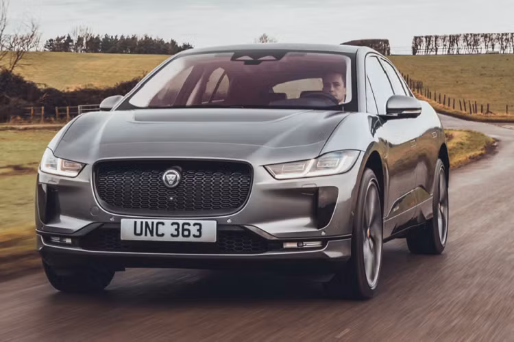 Cũng nhờ hệ thống Pivi Pro mới, I-Pace 2022 sẽ có khả năng cập nhật phần mềm, cụ thể là khả năng định vị, thông qua kết nối internet. Điều này cho phép người dùng có thể xác định trước các trạm sạc điện trên đường đi và ước lượng được dung lượng pin còn lại của xe trước mỗi trạm sạc.