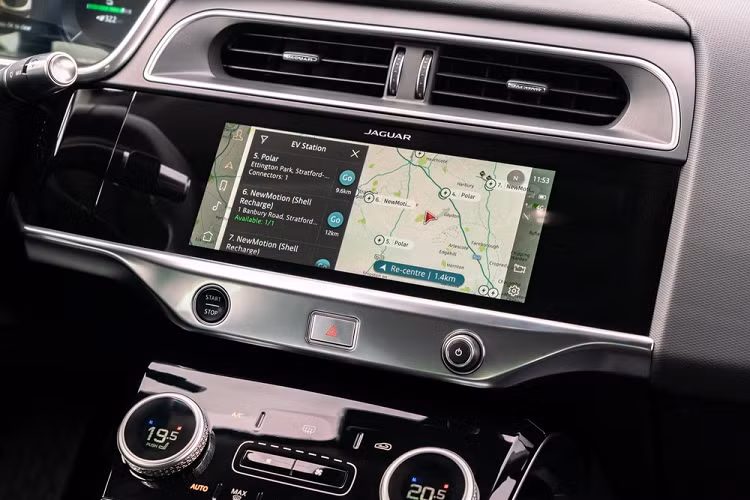 Ở phiên bản mới, Jaguar I-Pace tại Mỹ sẽ chỉ có duy nhất một bản trang bị là I-Pace HSE, các bản S và SE sẽ không không còn được bán ra tại thị trường này. Bù lại, giá xe Jaguar I-Pace HSE 2022 sẽ giảm xuống tương đương với giá của bản S 2020. Cụ thể, I-Pace HSE tại Mỹ có giá bán niêm yết 69.900 USD (1,6 tỷ đồng), giảm đi rất nhiều so với mới giá 80.900 USD ở phiên bản cũ.