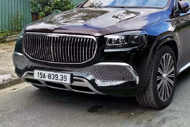 Đi kèm với đó là trang bị bộ mâm đa chấu cỡ 22 inch mang thiết kế khác biệt so với phần đông những chiếc Mercedes-Maybach GLS 600 khác đang có mặt trong nước.