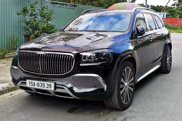 Chiếc Mercedes-Maybach GLS 600 biển thần tài này về tay chủ nhân tại Hải Phòng vào hồi tháng 7, nổi bật với ngoại thất sơn hai tông màu đen/đỏ đặc trưng của dòng xe Maybach.